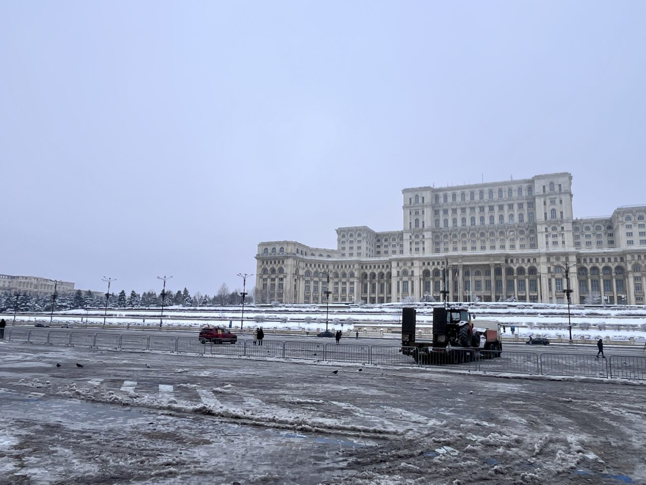 „Protestul secolului” din Piața Constituției se „extinde”. Încă doi TIR-iști au cerut aprobare să aducă două capete-tractor