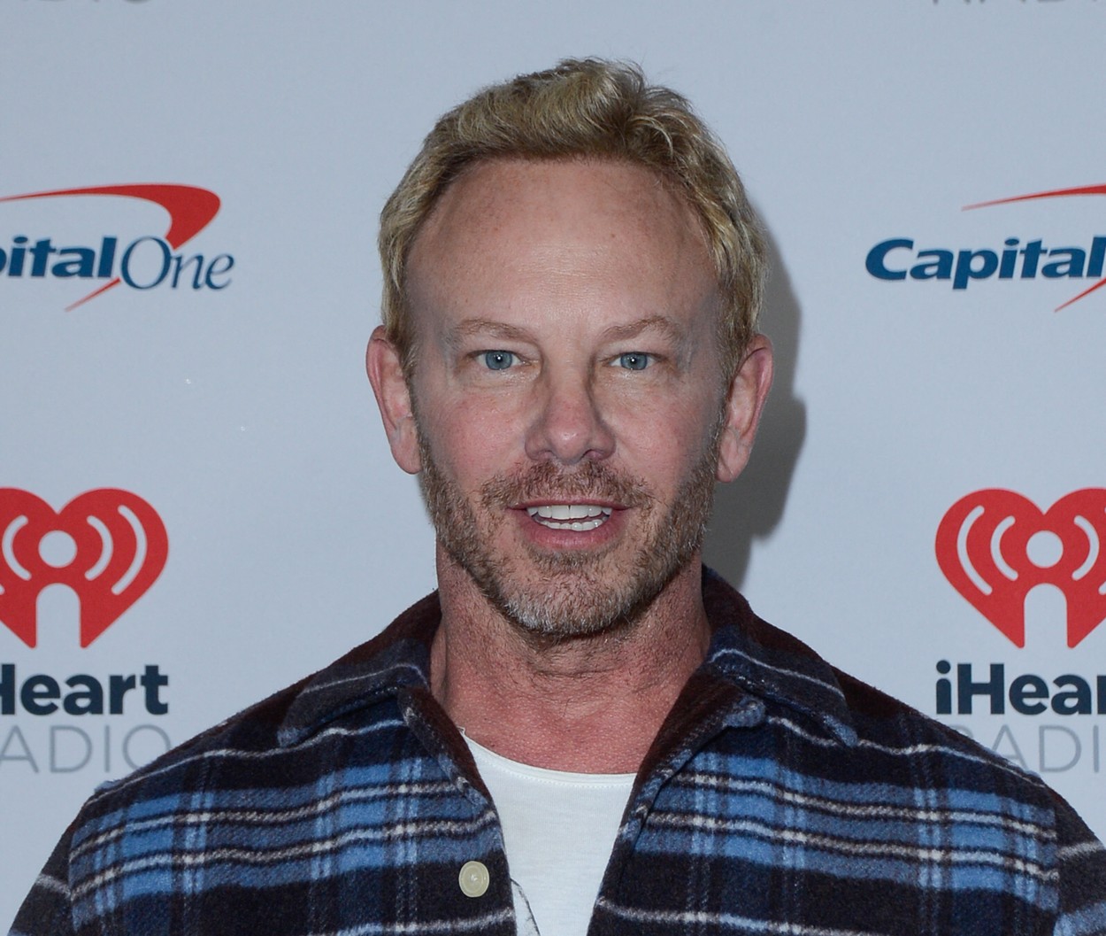 VIDEO | Actorul Ian Ziering, cunoscut pentru rolul din serialul „Beverly Hills”, s-a luat la bătaie cu mai mulți motocicliști în plină stradă