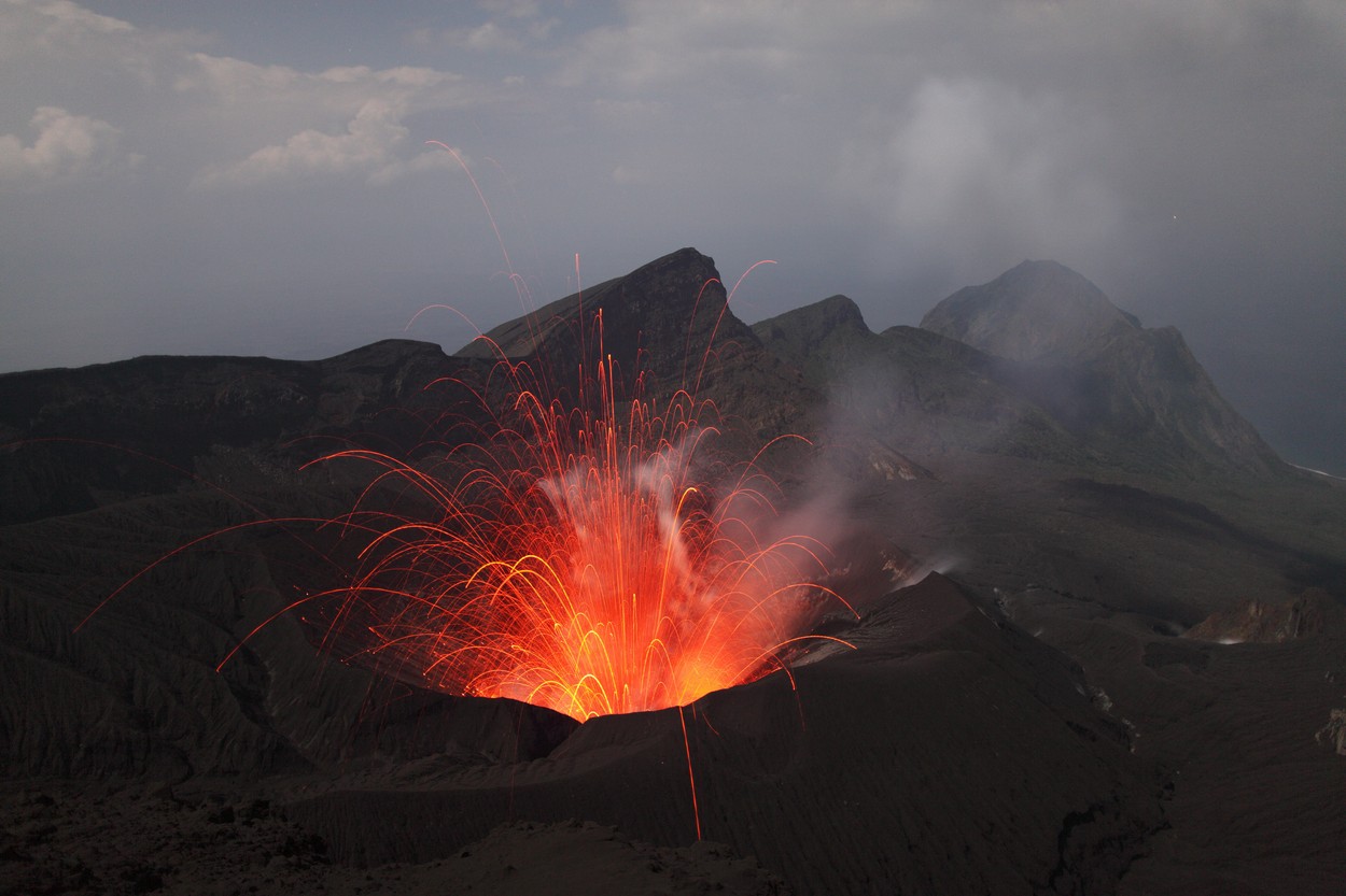 ALERTĂ în Japonia, după ce vulcanul Suwanose a erupt. Roci mari ar putea fi aruncate în aer, pe o rază de aproximativ 2 kilometri în jurul craterului