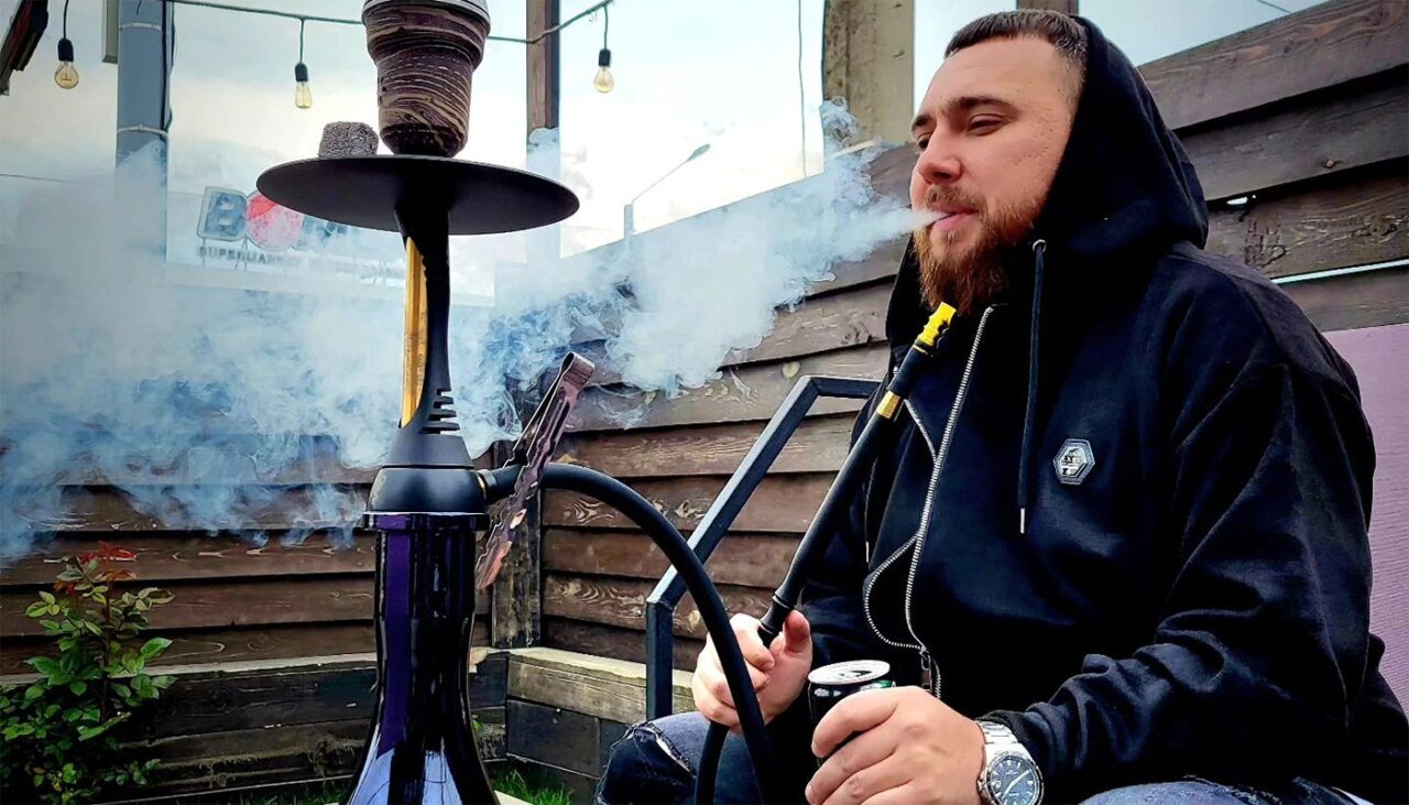 Mitul fumatului „mai sănătos” la narghilea, spulberat de un medic ieșean: „Pătrunde în plămâni aceeași cantitate de fum ca la fumatul a 100 de țigări”