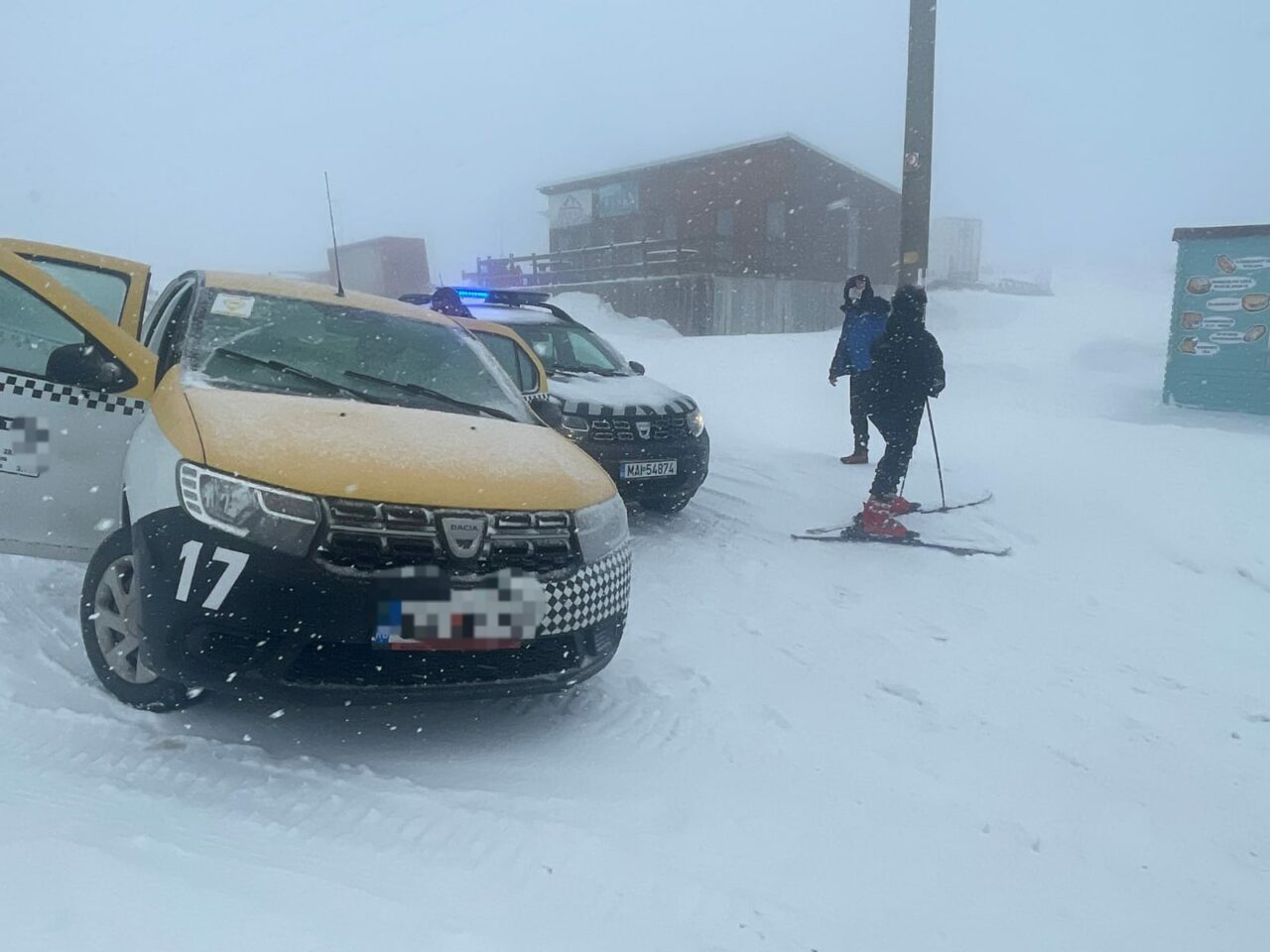 TUPEUL unui șofer de taxi: S-a urcat cu mașina pe pârtie pentru a lăsa un client. „Cu cât îl duc mai departe, cu atât e mai profitabil”