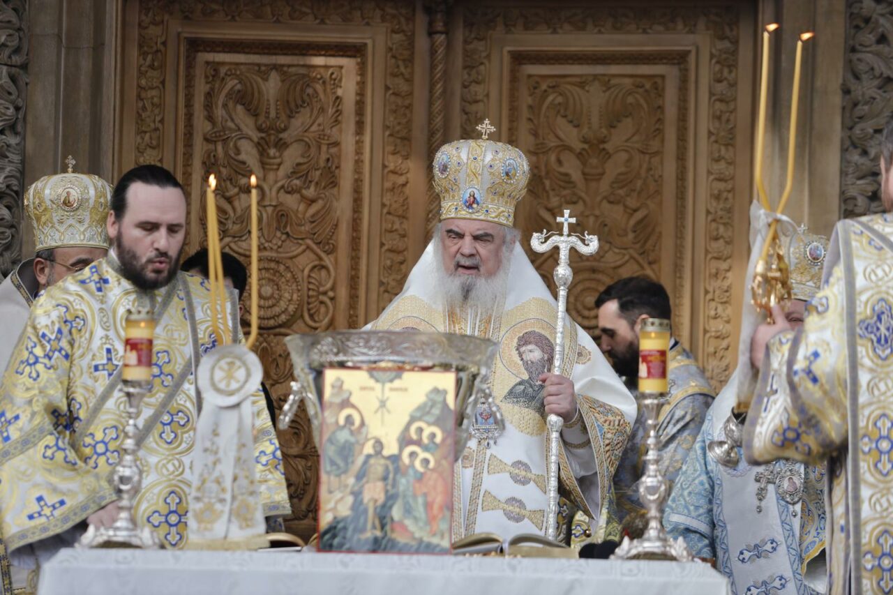 Patriarhul Daniel, în Pastorala de Paşti: Vedem în jurul nostru multă SUFERINȚĂ, multe boli sufleteşti şi trupeşti. Să ne rugăm pentru pacea din lume