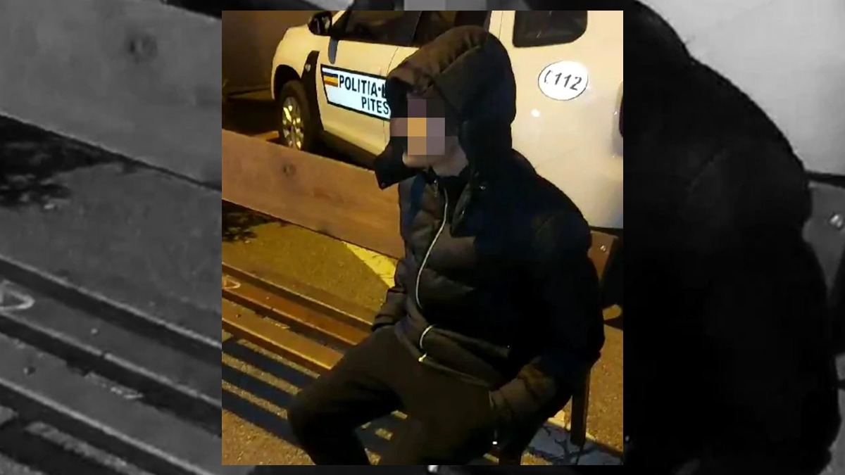 Caz inedit în Argeș: Un adolescent s-a ales cu dosar penal după ce a furat o bancă și a plecat cu ea în spate spre casă, aflată la 4 kilometri