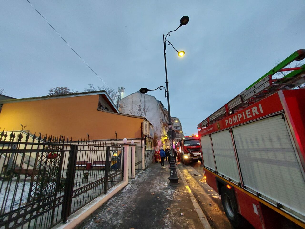 Incendiu în centrul vechi din Capitală! 20 de persoane au fost evacuate
