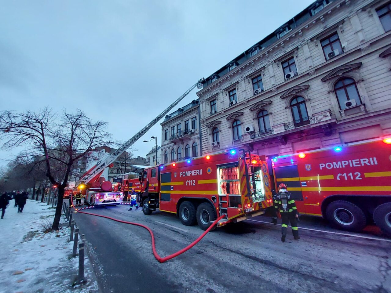 UPDATE. VIDEO | Hotelul Antique Hostel din București în flăcări. Imobilul nu deține autorizație de securitate la incendiu. 20 de persoane, evacuate