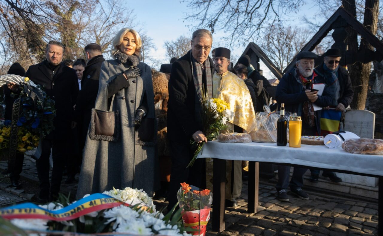 FOTO | Raluca Turcan îl omagiază „onest” pe Mihai Eminescu cu o colivă la mormânt și postare cu typo pe Facebook
