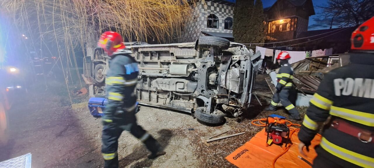 Argeș: O ambulanță care transporta doi pacienți s-a răsturnat. Pompierii au intervenit pentru a descarcera victimele