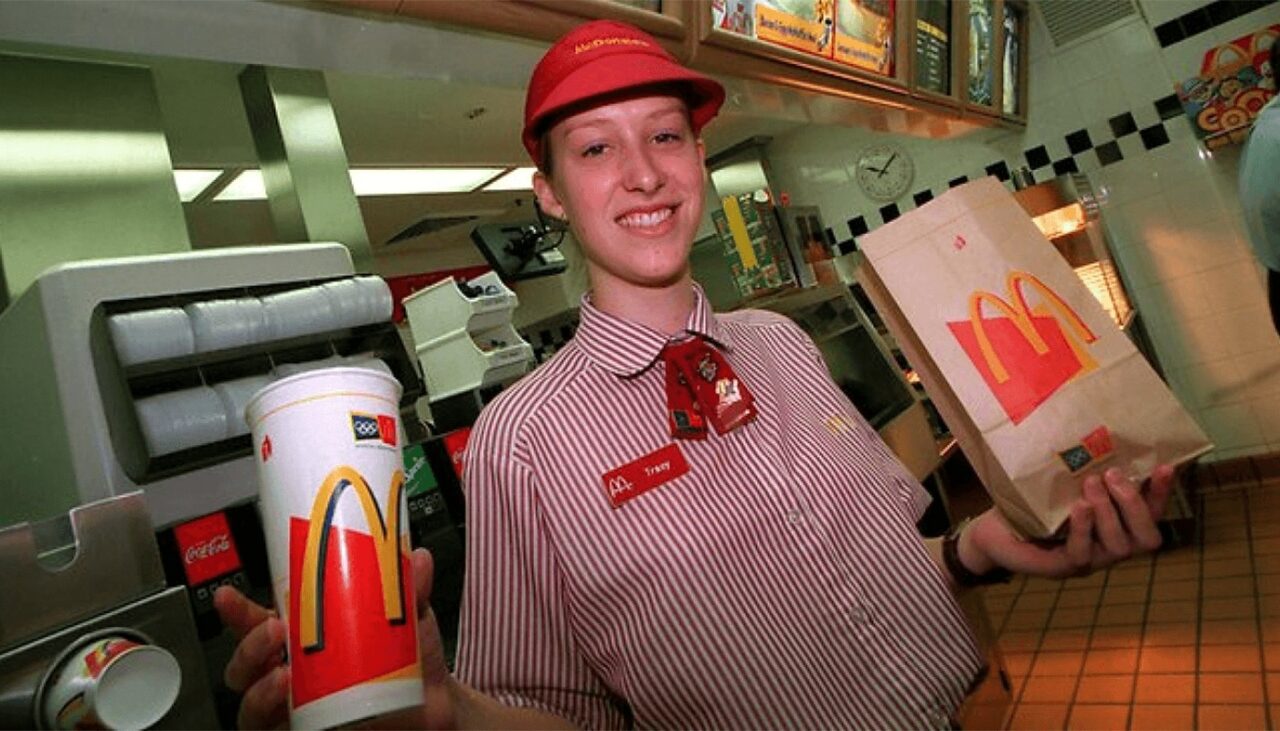 Ce SALARIU primește acum, în 2024, un casier în restaurantele McDonald’s din București, de fapt