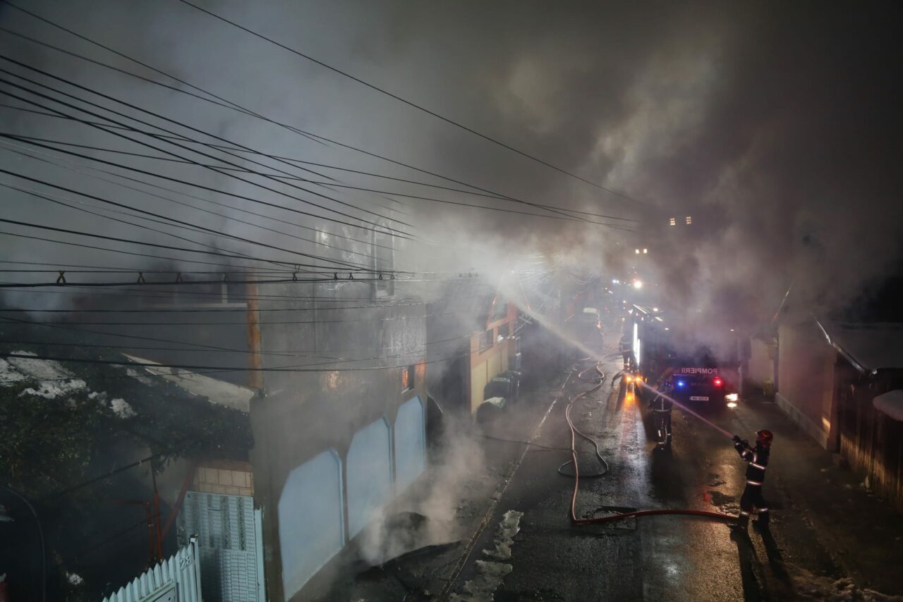 Incendiu devastator în Sectorul 3 al Capitalei. Trei locuințe afectate, dintre care una complet distrusă. Două femei, transportate la spital