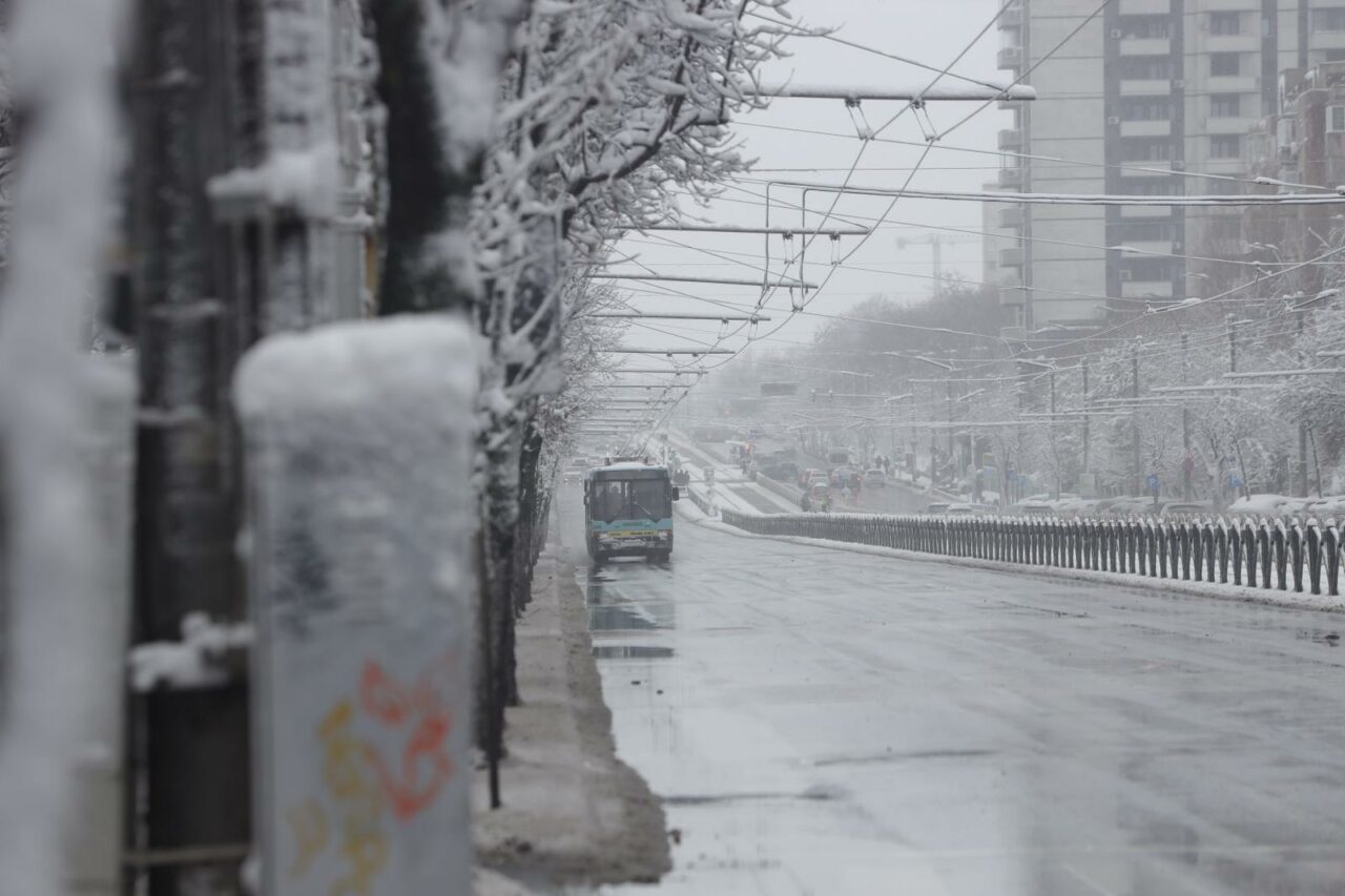 Avertizare ANM: Aproape jumătate de ţară, sub cod galben de vreme severă. Meteorologii anunță vânt puternic şi viscol în 20 de judeţe (HARTĂ)