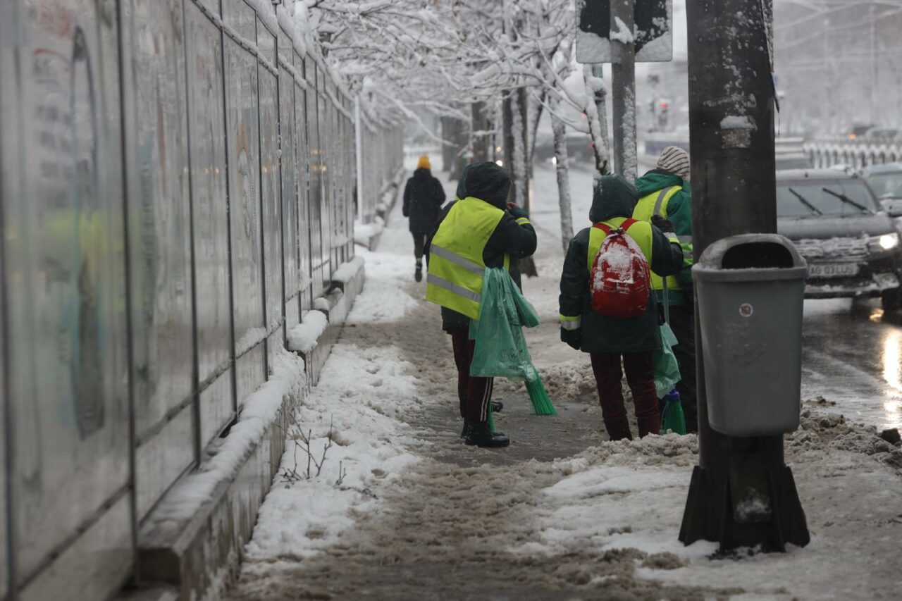 Trucurile care te AJUTĂ să nu aluneci atunci când pe jos e gheață sau polei