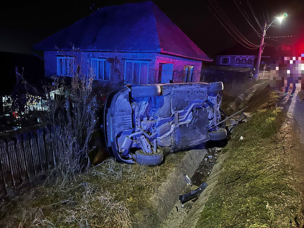 Un șofer în vârstă de 26 de ani și un minor de 15 ani, pasager în mașină, s-au RĂSTURNAT pe un drum din Cluj. Tânărul era băut și fără permis valabil