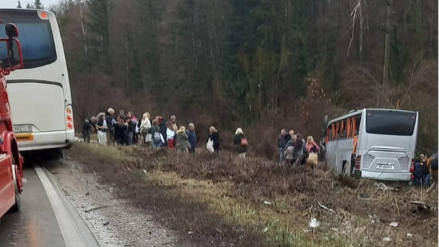 Autocar înmatriculat în România, implicat într-un ACCIDENT în Bulgaria. Zece pasageri au fost răniți după impactul cu un camion, la Ruse
