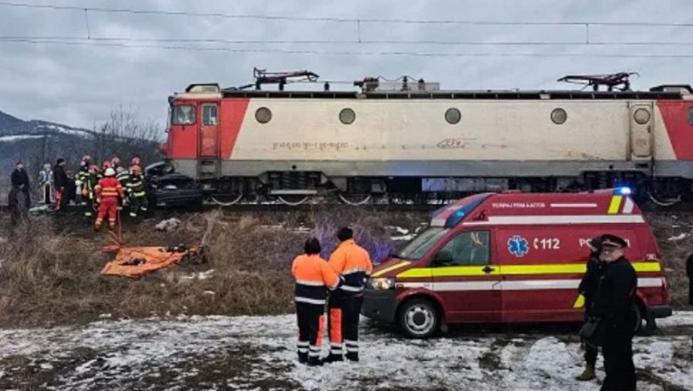 O tânără de 26 de ani și un tânăr de 28 de ani au MURIT, după ce mașina în care se aflau a fost lovită de un tren în județul Bacău