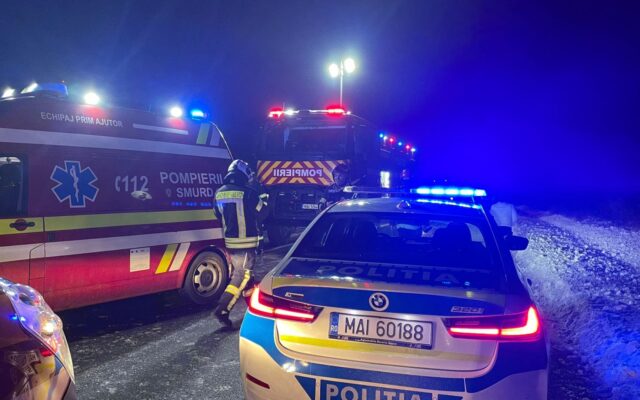 Accident cumplit în Bacău. Doi bebeluși au murit în brațele mamelor într-o mașină care rula cu anvelope de vară prin nămeți
