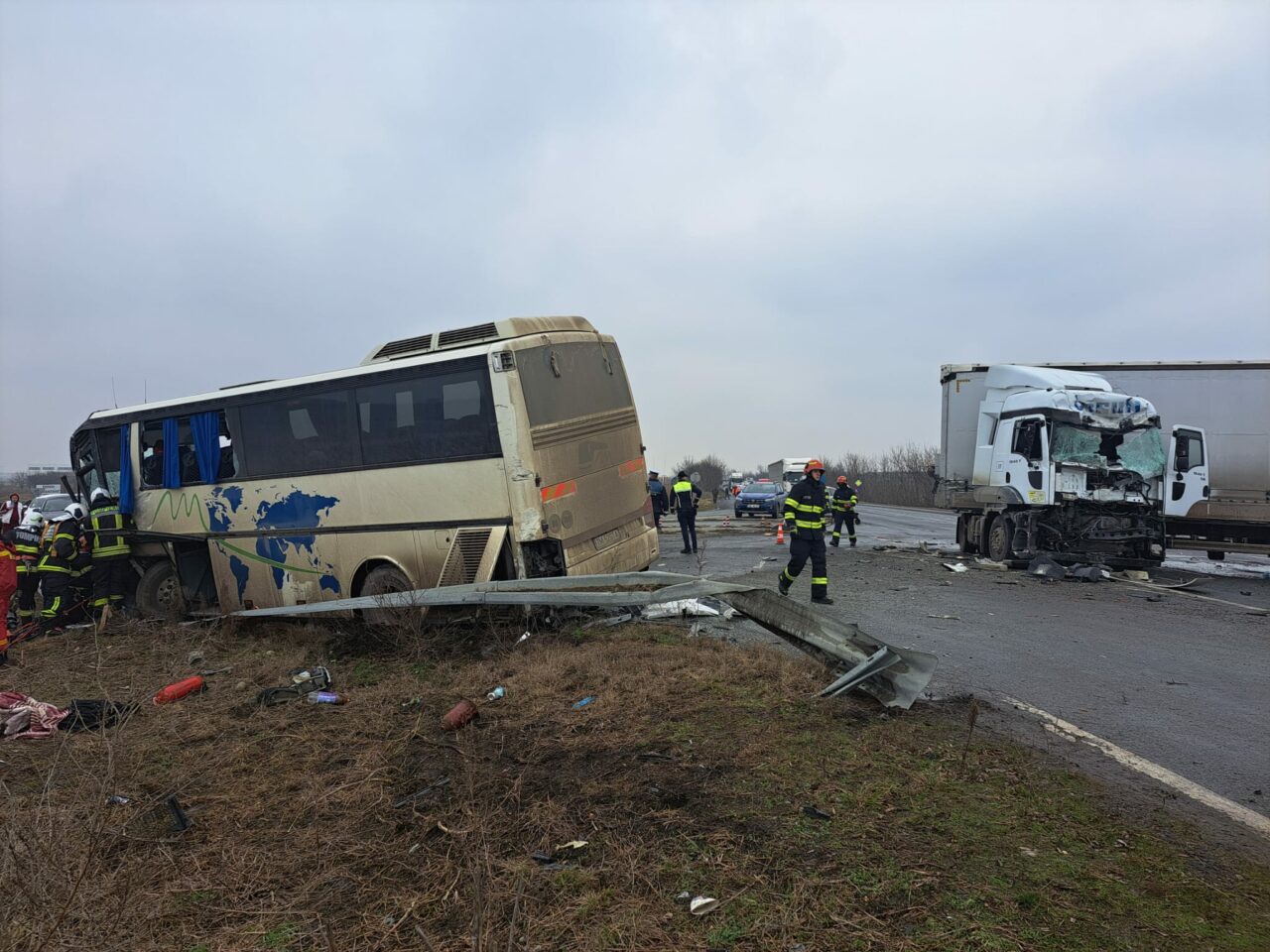 Plan Roşu de Intervenţie în Timiș, după ce un TIR şi un autobuz s-au ciocnit: 11 persoane au fost rănite / Traficul între Timişoara şi Arad, blocat