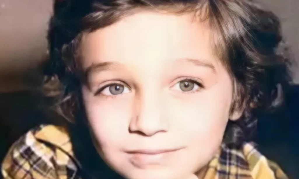 Îl recunoști? Băiețelul din imagine este un mare prezentator în România. Îl cunoști de la Antena 3