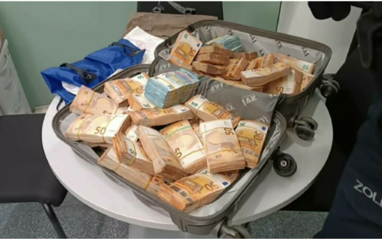 Vameșii germani de pe aeroportul din Munchen au descoperit o adevărată AVERE în bagajul unui pensionar din Ucraina. Ce ascundea bărbatul în troler