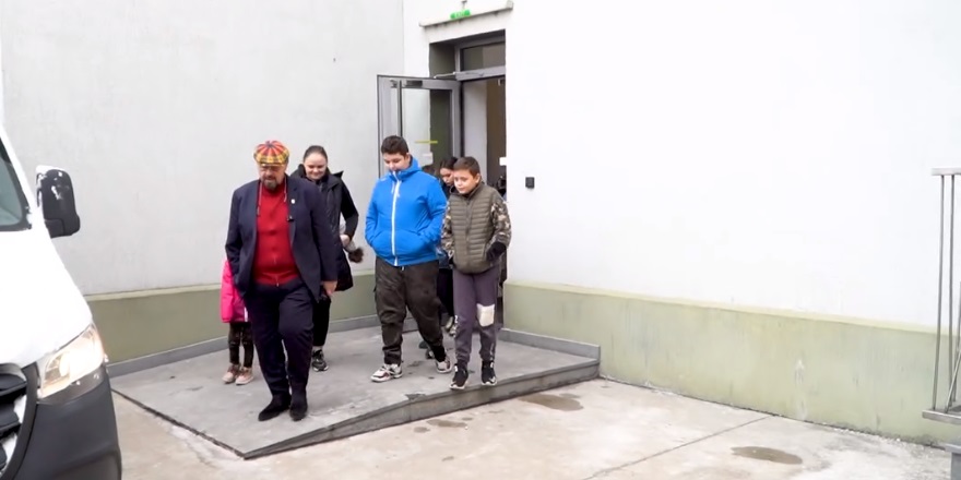 Cristian Popescu Piedone, gest EMOȚIONANT pentru o familie cu nouă copii, ajunsă în stradă după ce n-a putut plăti rata la casă: Problema e la noi