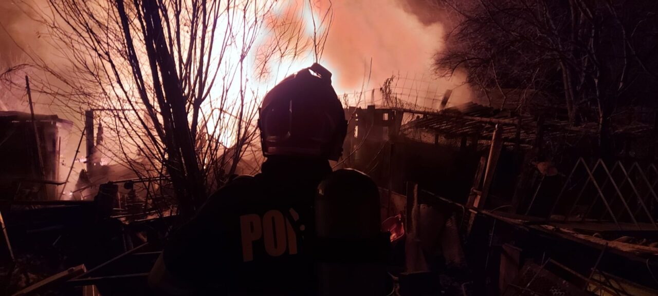 FOTO-VIDEO | Sfârșit tragic pentru un bărbat orb, imobilizat la pat. Casa i-a ars ca o torță, iar el a MURIT carbonizat