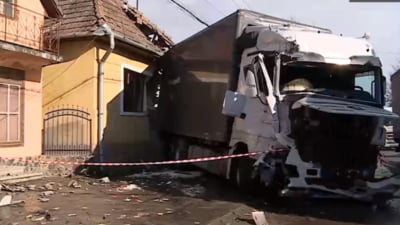VIDEO | Un TIR derapează și distruge o casă în Mureș. Un om a scăpat ca prin urechile acului de impactul devastator