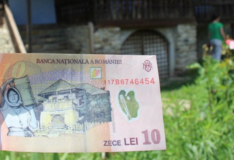 Cu câți BANI a fost vândută casa care apare pe bancnota de 10 lei. Cine a cumpărat-o și cum arată acum