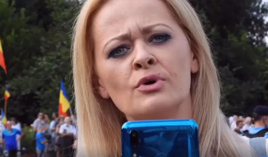 VIDEO: Codruța Cerva, scoasă cu forța din mașină, după ce a înjurat și amenințat mai mulți polițiști: „Uite că n-am chef! Ia mâna de pe mașina mea”