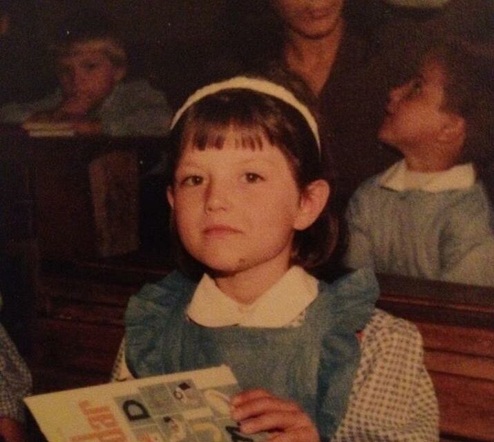 O recunoști? Fetița din imagine e astăzi una dintre cele mai talentate cântărețe din România