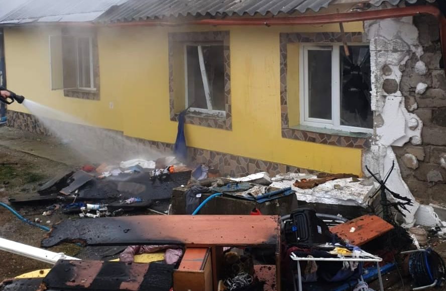 FOTO-VIDEO. Explozie într-o locuință din Argeș. Un tânăr a suferit arsuri pe o suprafață mare din corp