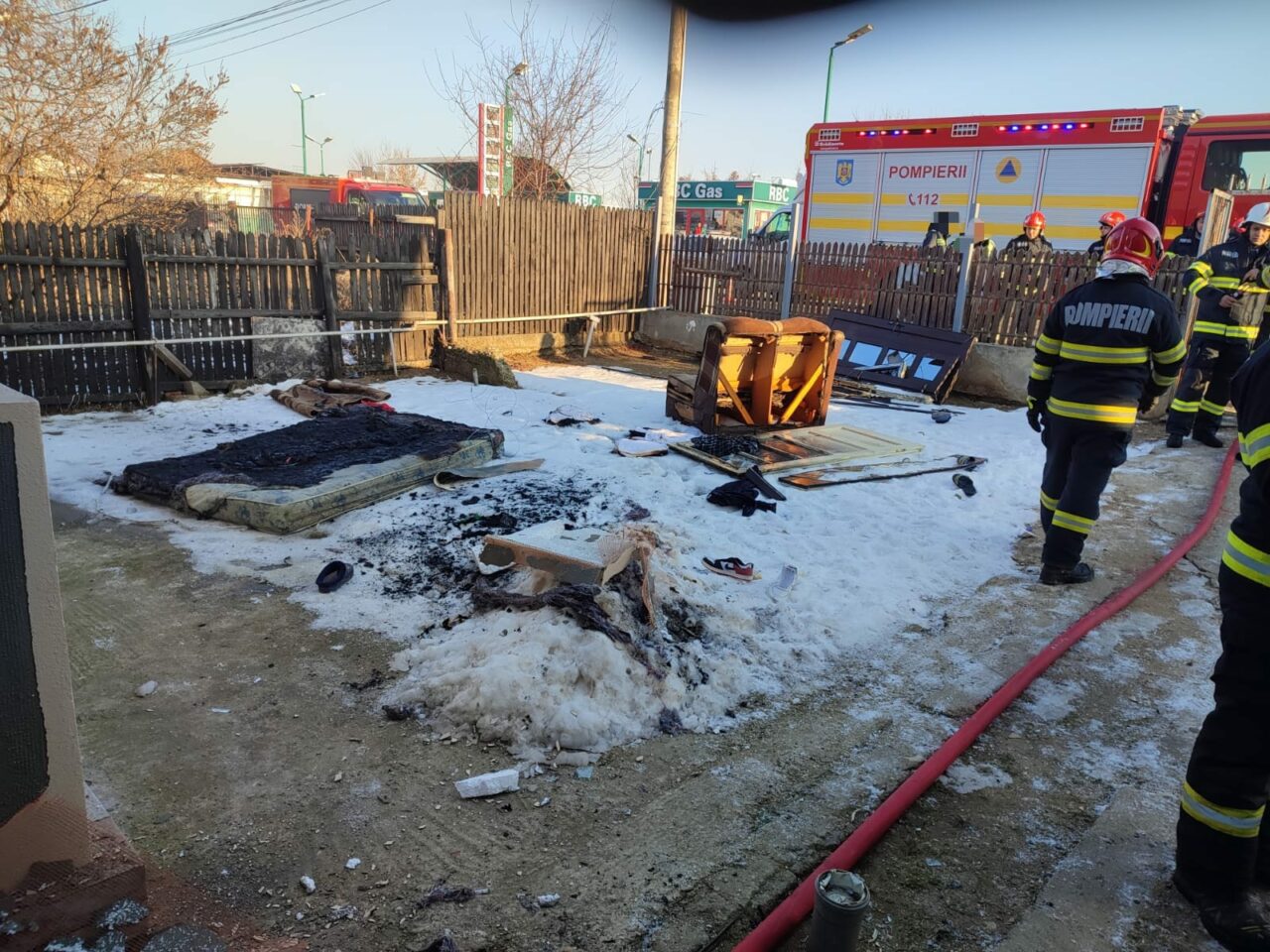 Explozie urmată de un incendiu, în Dâmbovița. Două persoane au suferit ARSURI