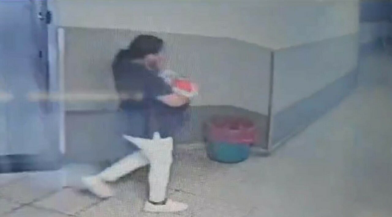 VIDEO | Femeie deghizată în asistentă medicală, filmată când răpește un nou-născut dintr-o maternitate și fuge cu el ascuns într-un rucsac