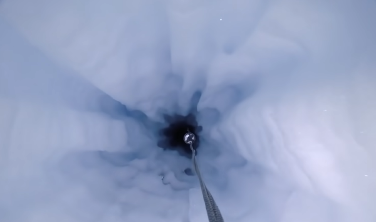 VIDEO | Au dat o gaură de 900 m adâncime în Antarctica, iar ce au găsit nu trebuia să existe