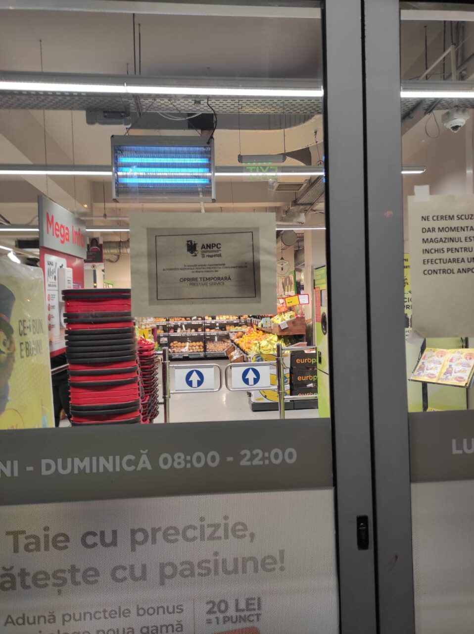 Imagini cu dezastrul de la Mega Image / Șeful ANPC: „Lanțul este unul al contrastelor! Unor magazine le vom stinge lumina”