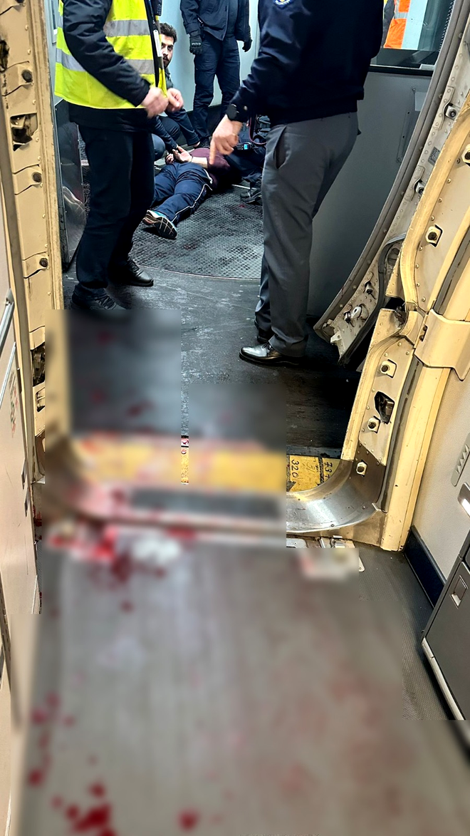 Momentul în care bărbatul care s-a automutilat a fost imobilizat. Imagini din „Avionul Groazei”