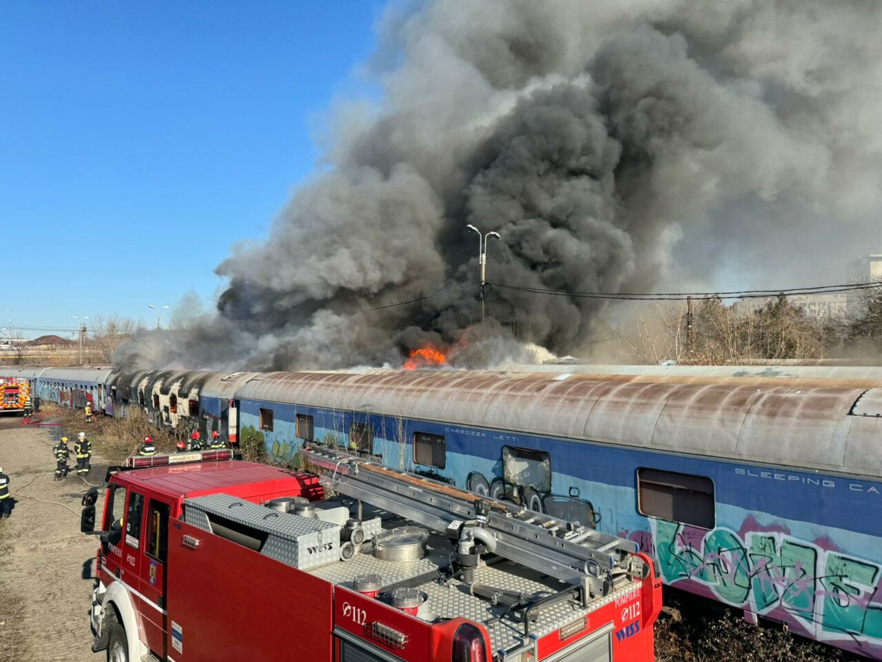 Incendiu în zona de triaj dintre Gara Basarab şi Podul Grant. Ard două vagoane dezafectate, cu degajări mari de fum / A fost emis mesaj RoAlert