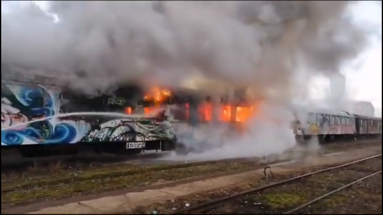VIDEO | Incendiu în gara din Cluj-Napoca. Flăcările, provocate de mai mulți oameni ai străzii care încercau să se încălzească în vagoane dezafectate