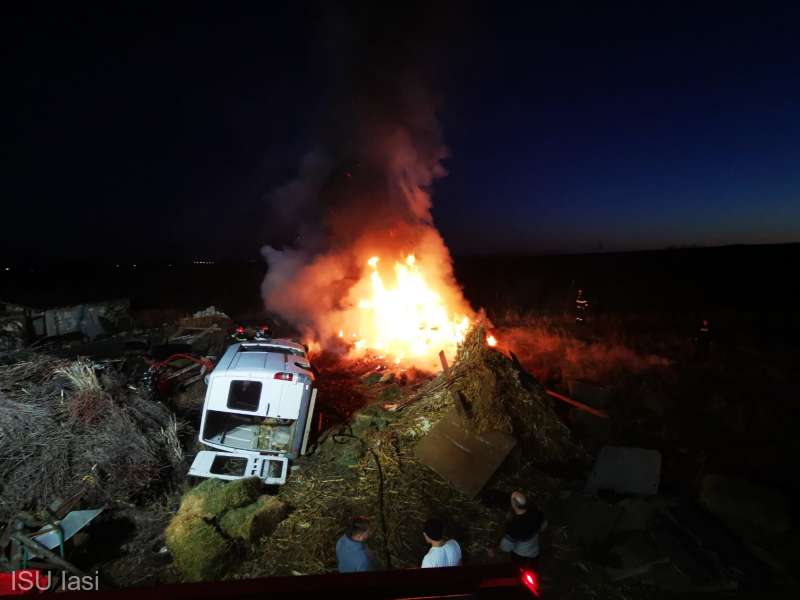 Incendiu DEVASTATOR în județul Iași, din cauza unei petarde: Șase tone de furaje și o mașină s-au făcut scrum