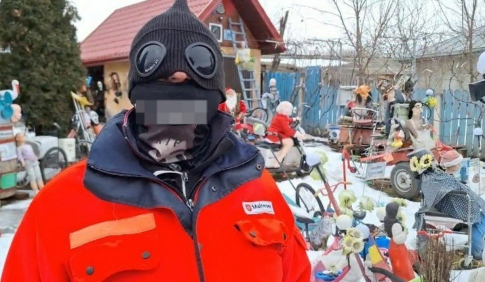 Un medic ginecolog din Iaşi şi-a UMPLUT curtea cu păpuşi gonflabile, cătuşe şi mesaje deocheate pentru vecinii săi