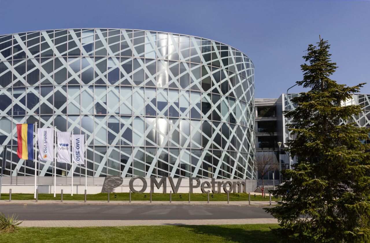 OMV Petrom cumpără cea mai mare rețea de încărcare pentru vehicule electrice din țară și jumătate din dintr-un proiect de energie verde de 1 GW