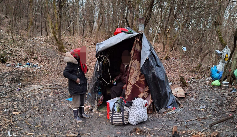 Opt persoane, între care doi copii BOLNAVI, locuiau în adăposturi improvizate într-o pădure de lângă Bistrița. Autoritățile au acționat imediat