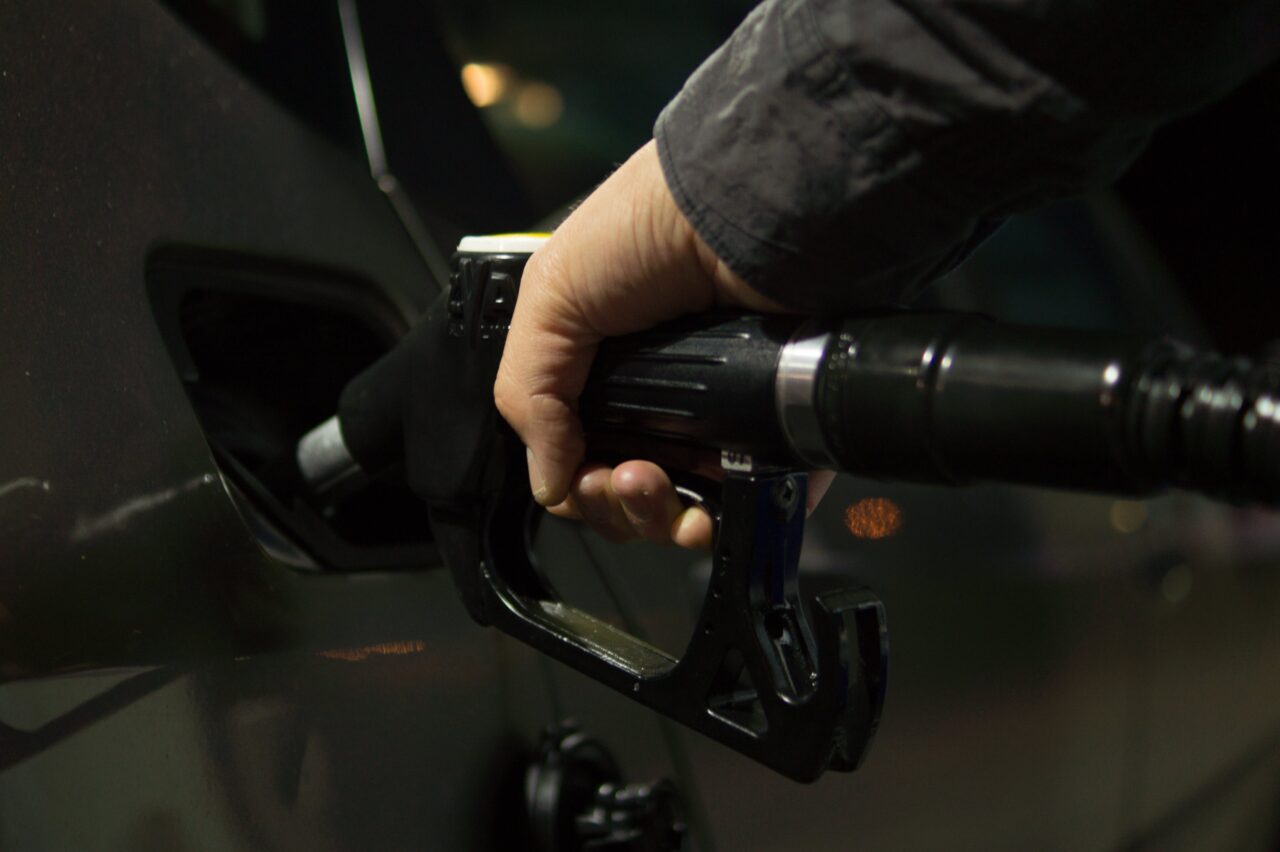 Țara în care prețul BENZINEI crește cu 500% de la 1 februarie