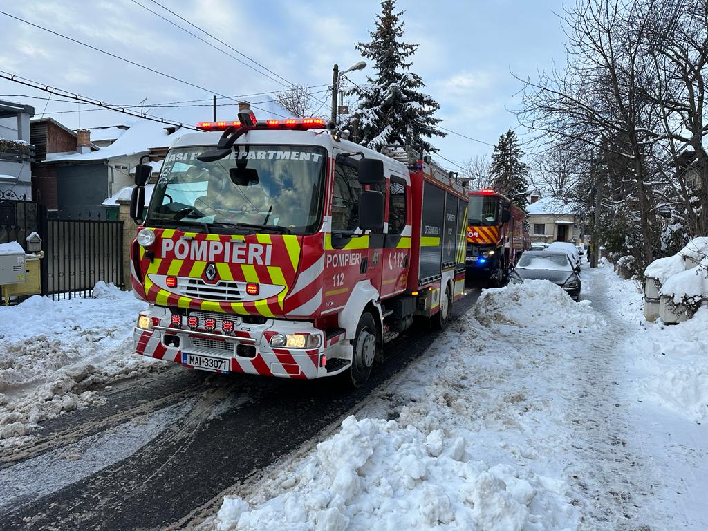 O femeie din județul Botoșani a MURIT în fața casei sale, după ce a fost lăsată de soțul său căzută în zăpadă. Amândoi erau băuți