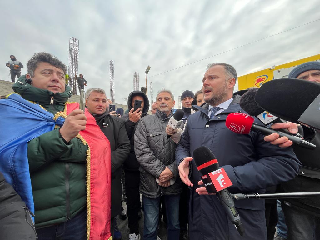 Prefectul municipiului București, Rareș Hopincă, a discutat vineri cu mai mulți reprezentanți ai fermierilor și transportatorilor care protestează în zona Afumați.