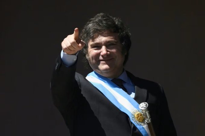 Javier Milei „Perucă”, noul președinte al Argentinei, își sărută pătimaș iubita, vedeta Fatima Florez. Ce crede poporul
