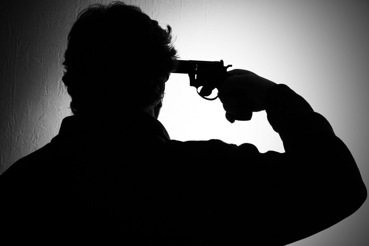Tragedie cumplită în Bacău. Un bărbat s-a sinucis într-un mod șocant după o ceartă cu iubita sa. Deținea ilegal o armă de foc