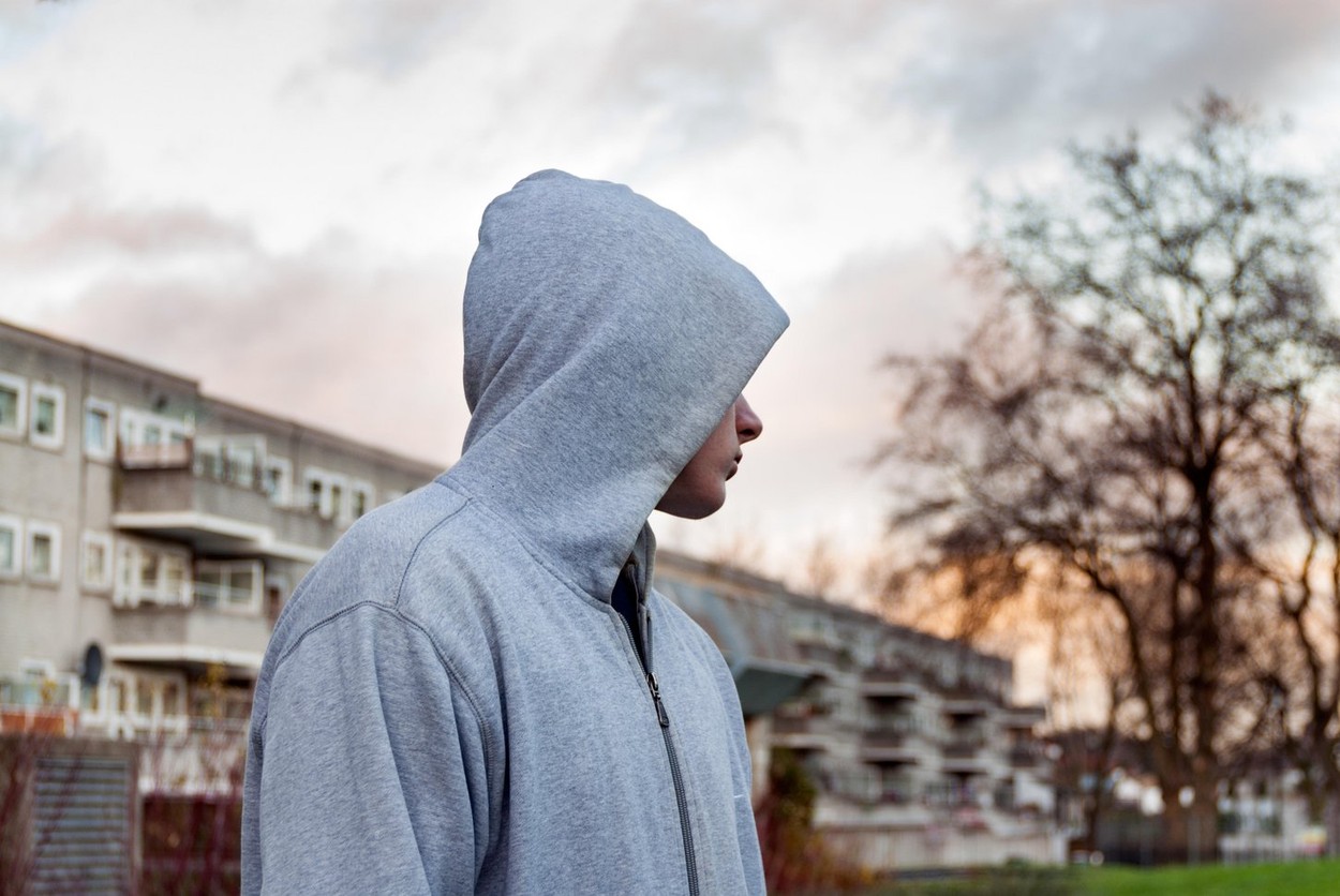 Locuitorii unui oraș spaniol, terorizați de un grup de sezonieri ROMÂNI: „E insuportabil. Trebuie să închidem ușile și evităm să mai ieșim pe stradă”