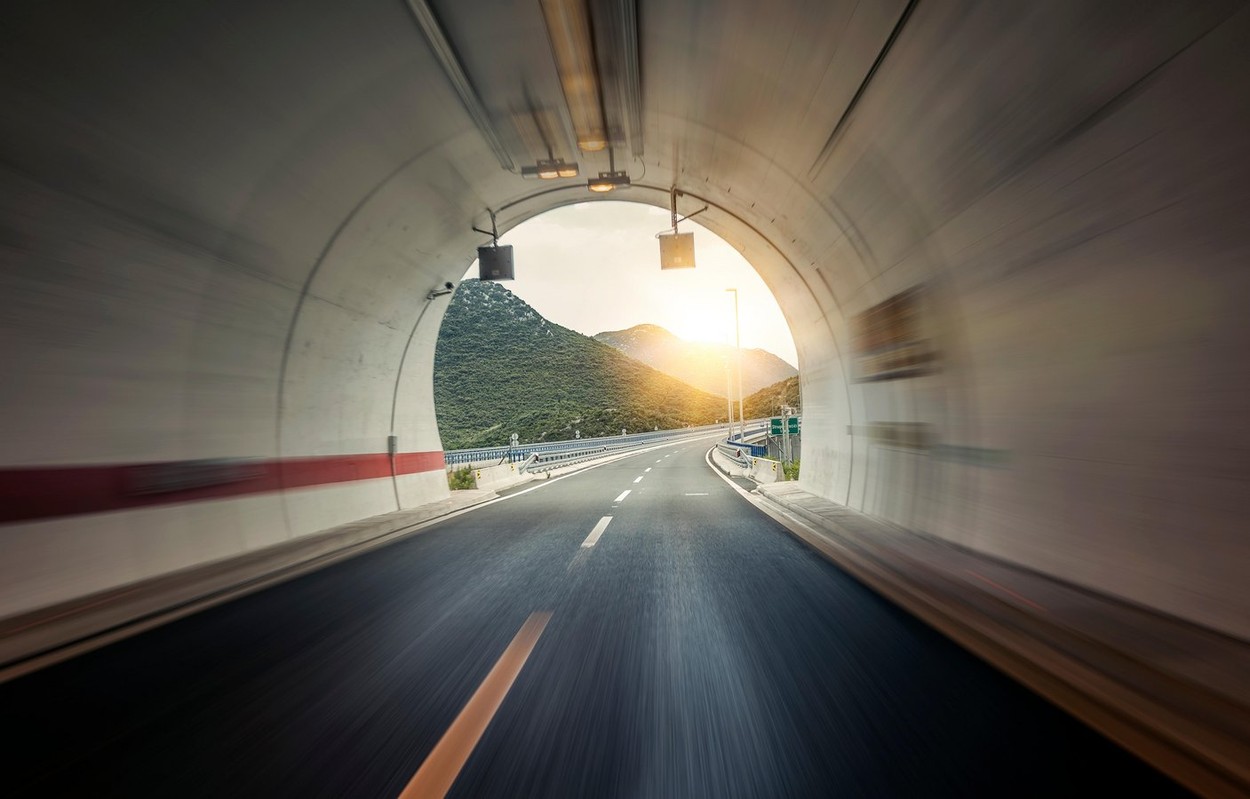 FOTO Autostrada Sibiu-Pitești „prinde viteză”. Cum arată primul tunel săpat în stâncă din România? Se lucrează non-stop