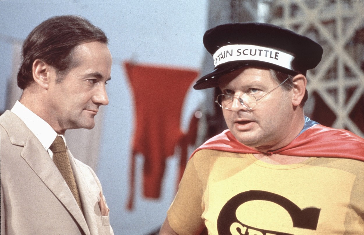 LEGENDARUL Benny Hill: Povestea de viață foarte tristă a unui om hazliu
