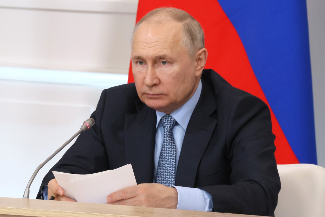 Vladimir Putin s-a SCUFUNDAT în apă rece ca gheața pentru a marca Boboteaza