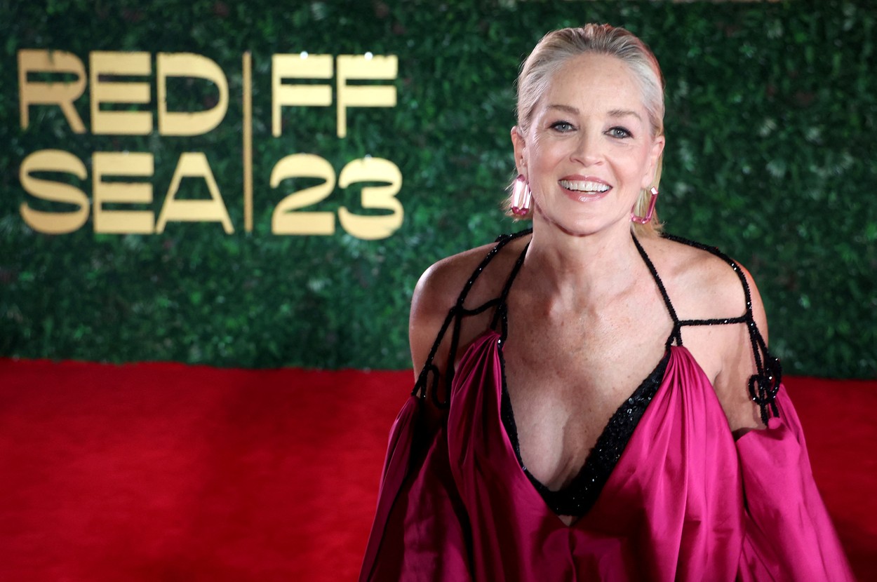 Sharon Stone și-a dat întâlniri pe Tinder. E „horror” cu cine a nimerit în oraș diva din „Basic Instinct”